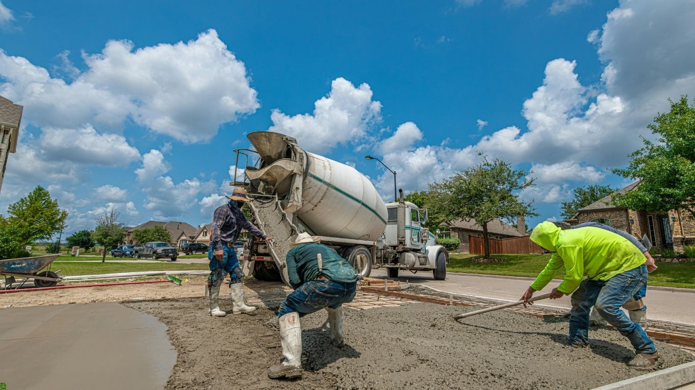 Concrete retaining wall